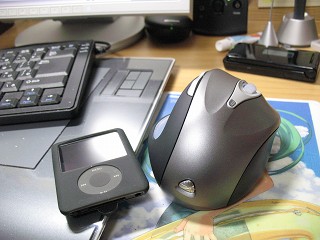 新調したiPodとマウス